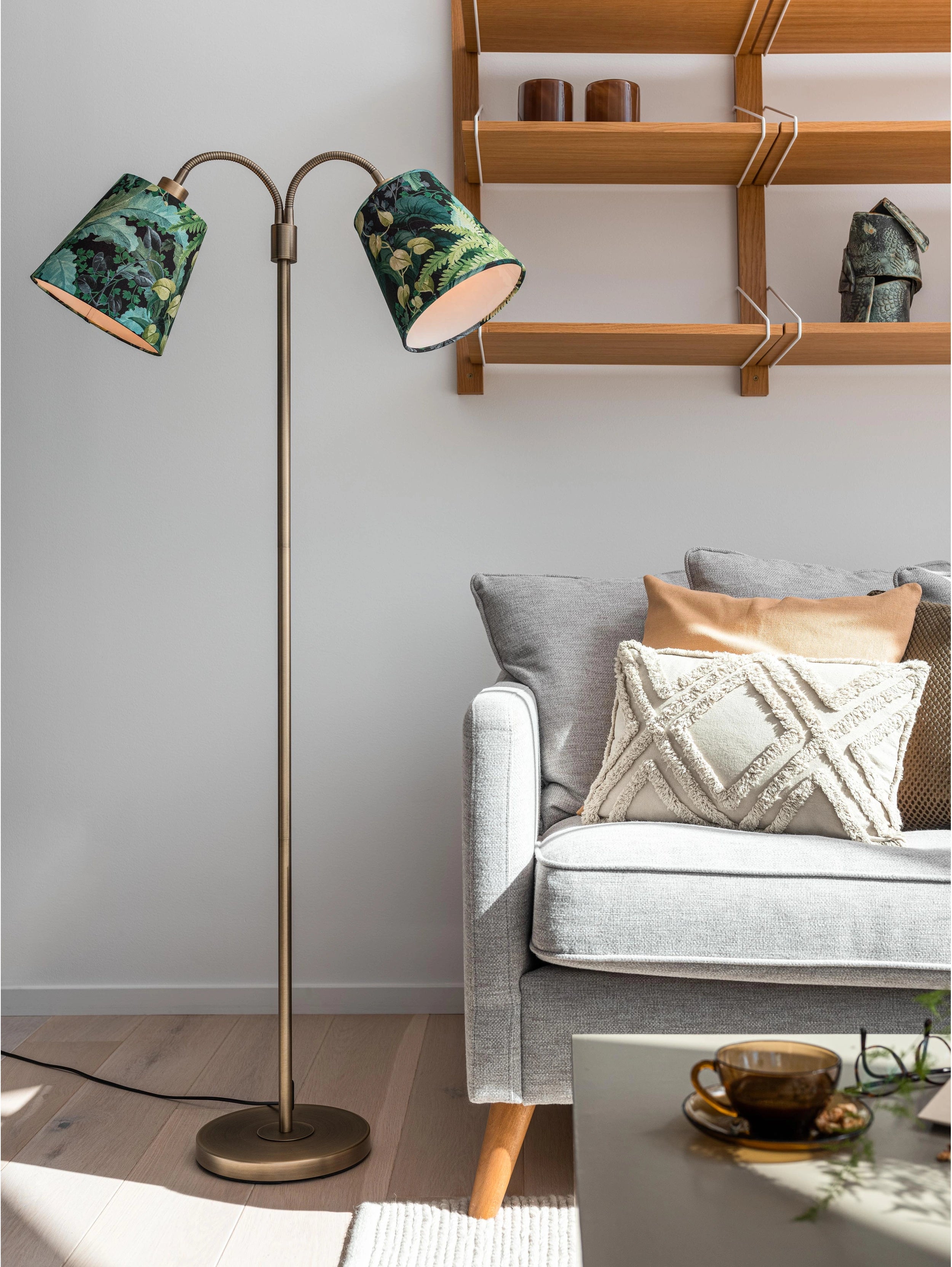 Amy golvlampfot med 2 flexarmar, antikmässing 150 cm