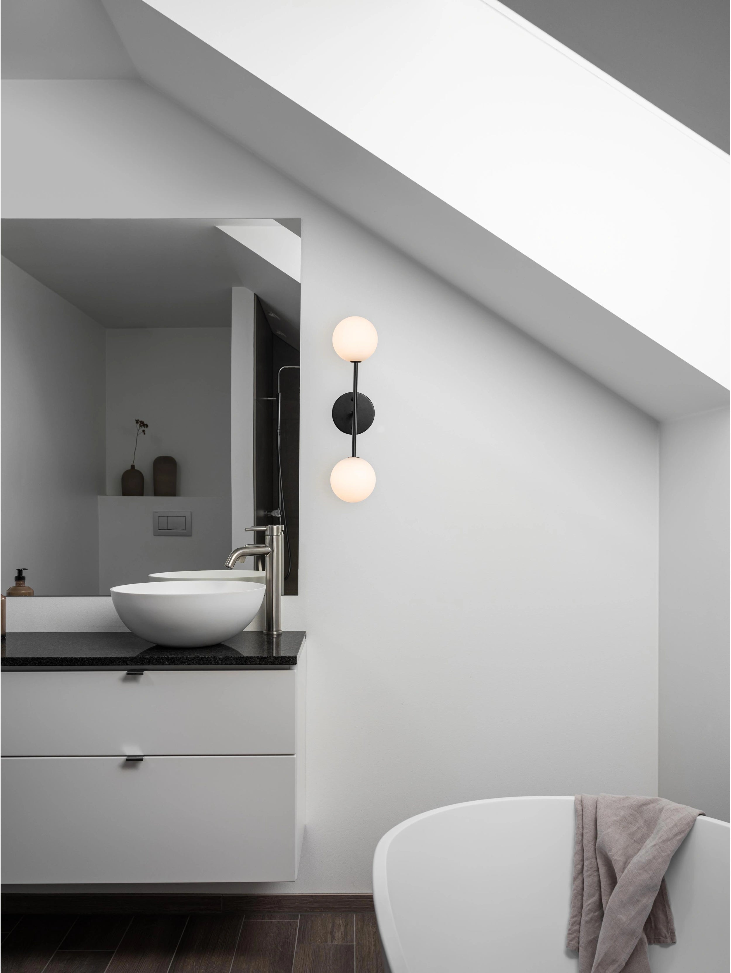 Sigma D vägglampa 49 cm, svart opalglas