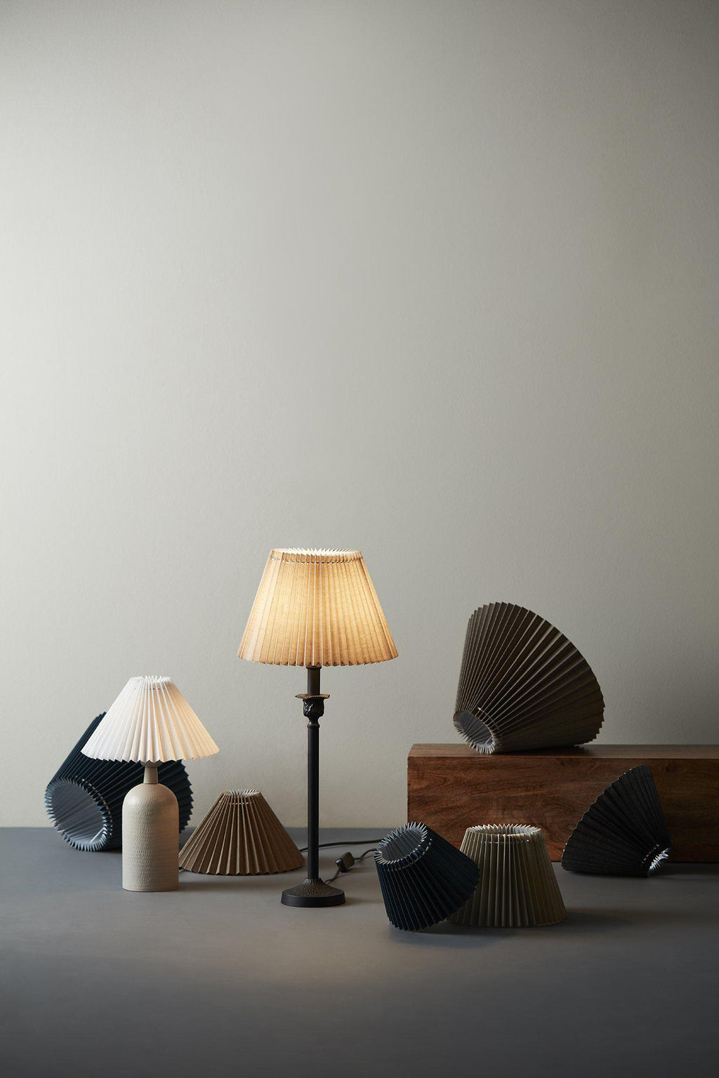 Astrid veckad lampskärm 40 cm, Linnebeige