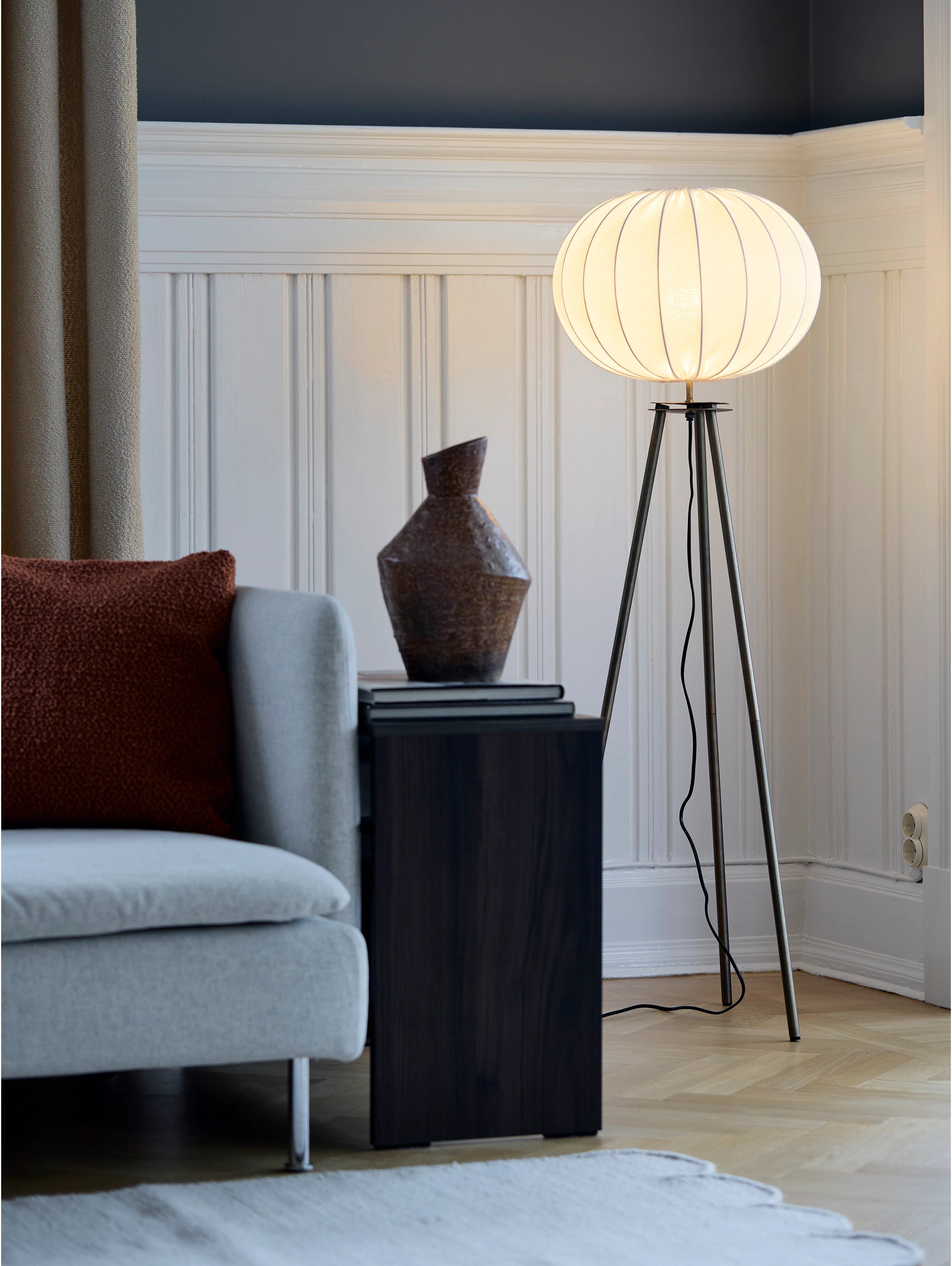 Bas golvlampfot tripod 105 cm, antikmässing