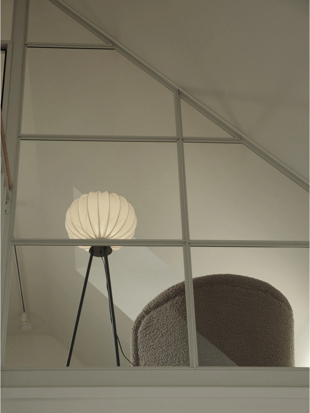 Bas golvlampa tripod med vit skärm, matt svart 125 cm