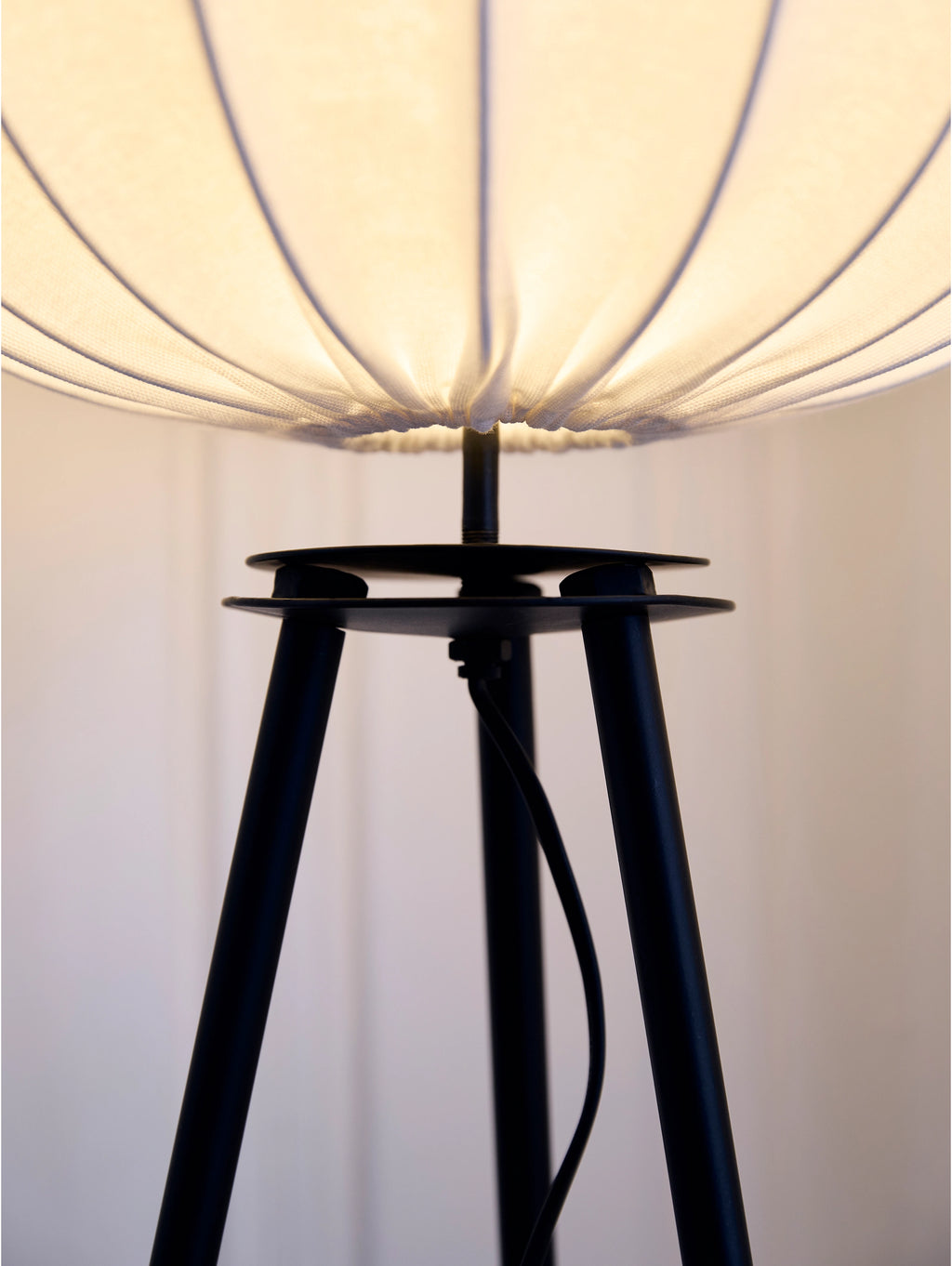 Bas golvlampa tripod med vit skärm, matt svart 125 cm