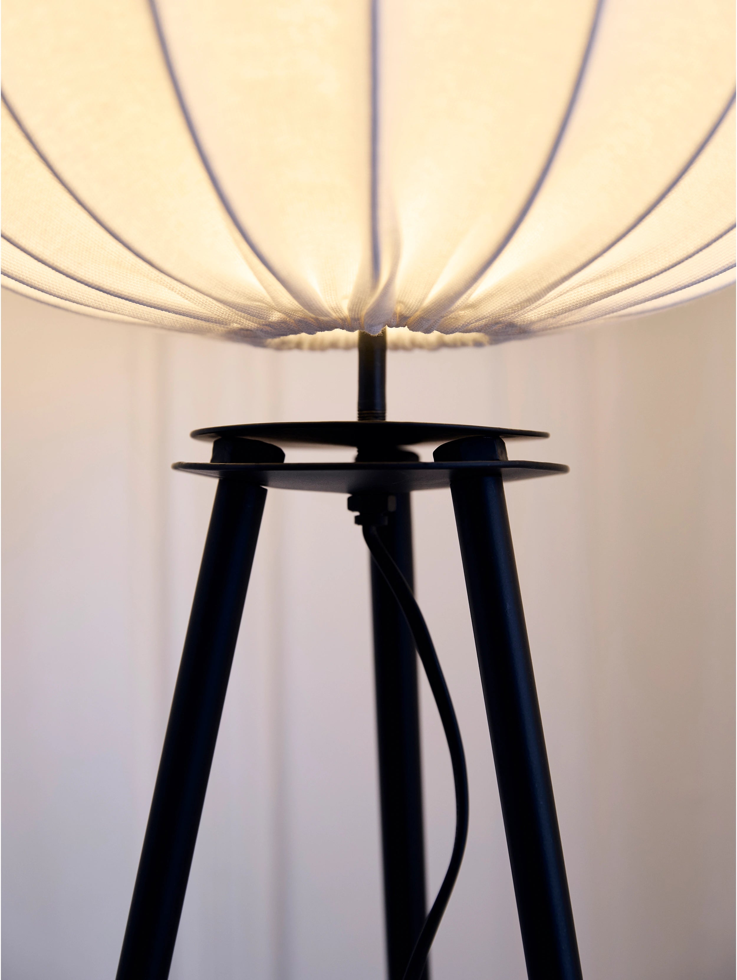 Bas golvlampa tripod med vit skärm, matt svart 125 cm