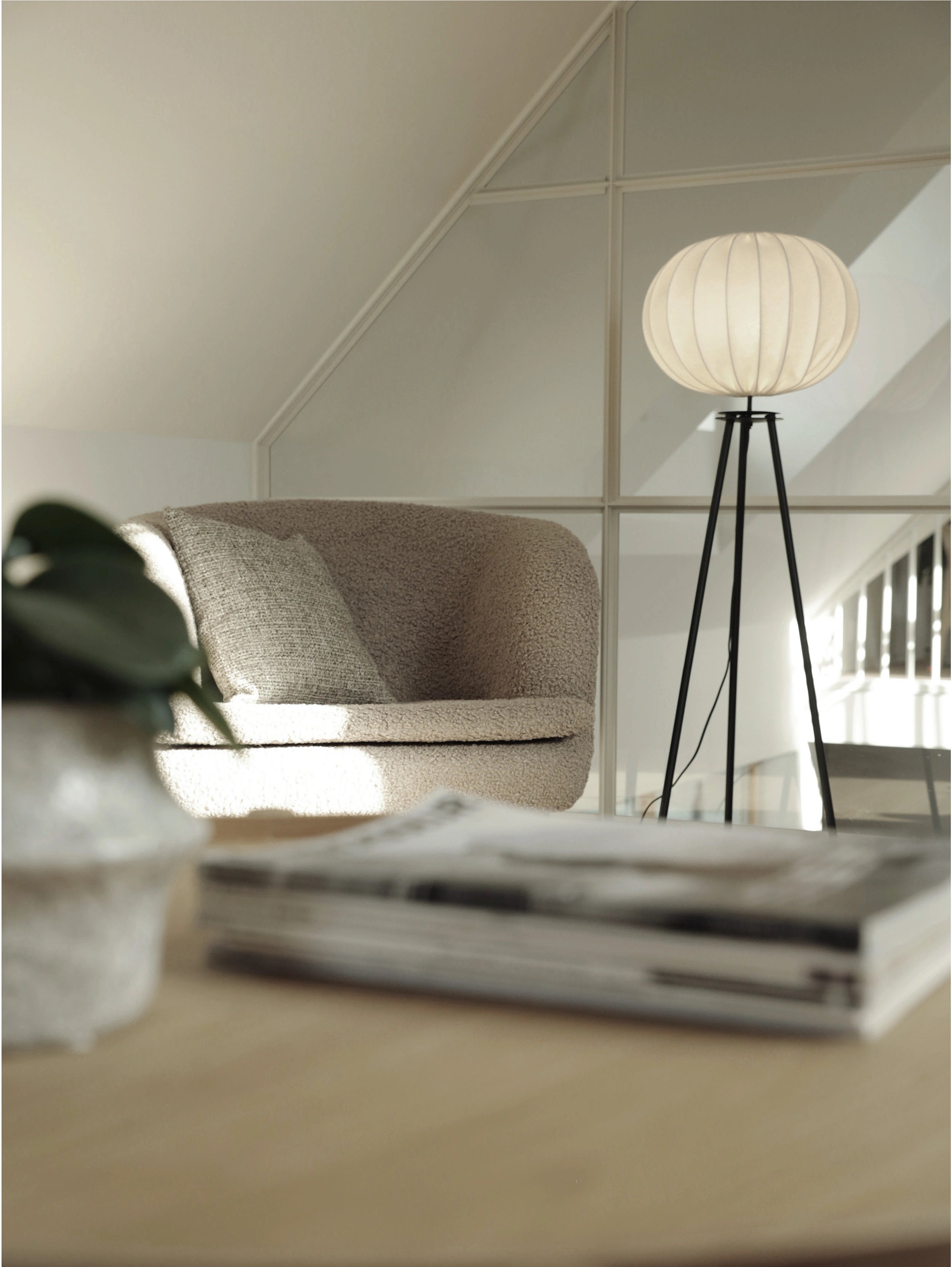 Bas golvlampa tripod med vit skärm, matt svart 125 cm