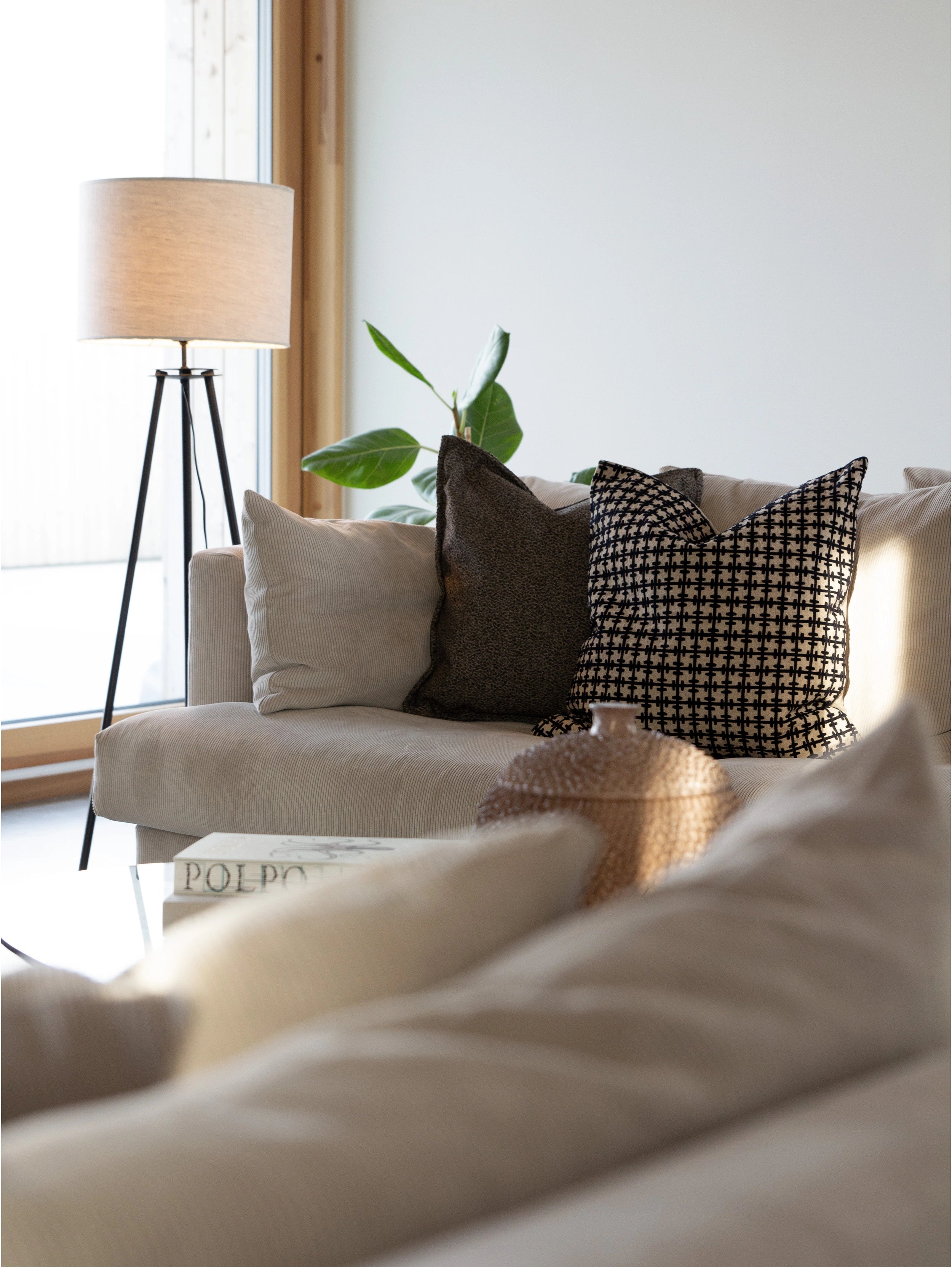 Bas golvlampfot tripod 105 cm, matt svart