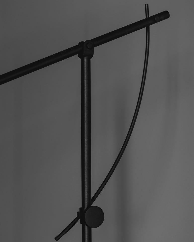 Balanserande golvlampa Svart