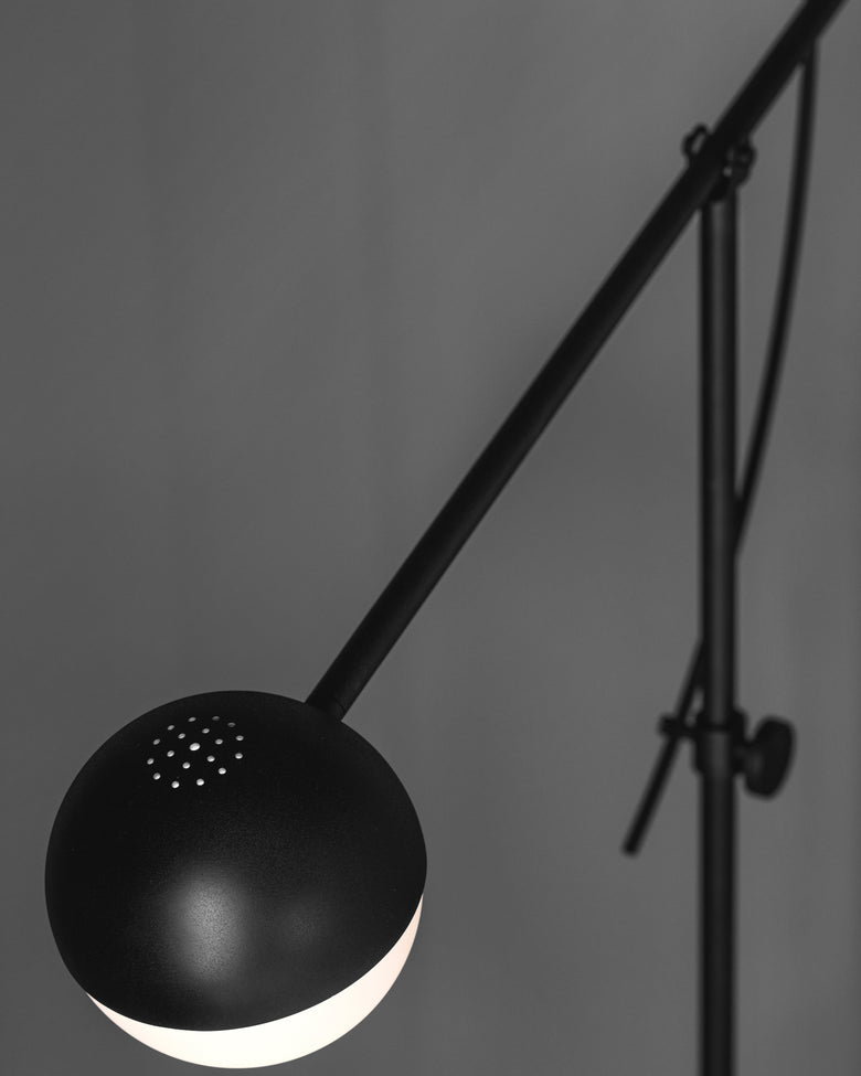 Balanserande golvlampa Svart