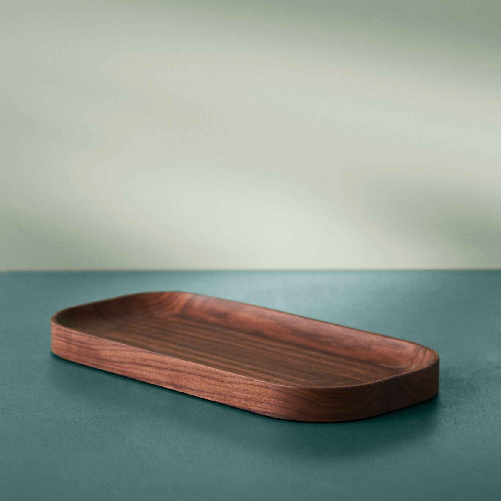 Carved Wood Bricka, Oval, Valnöt