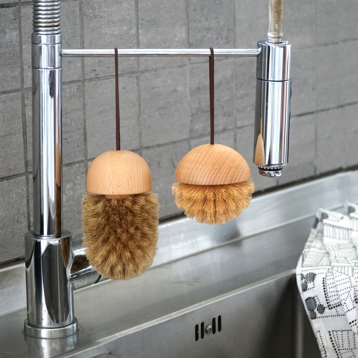 Diskborste i bok och naturfiber